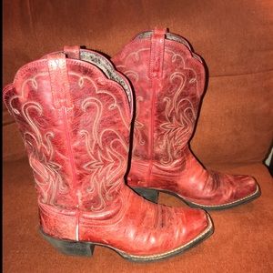 Red ARIAT boots size 8